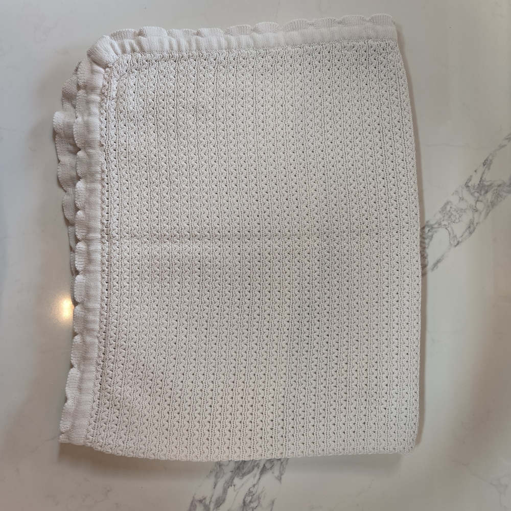 White Knit Blanket with Scalloped Edges